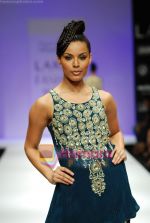 Model walks the ramp for Payal Singhal Show at Lakme Winter fashion week day 4 on 20th Sept 2010 (33).JPG
